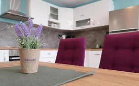Al Malina 3Bdr Family Apt With Parking Space Near Airport And Iec